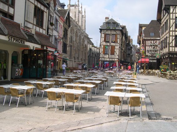  terrasse de café encore vide